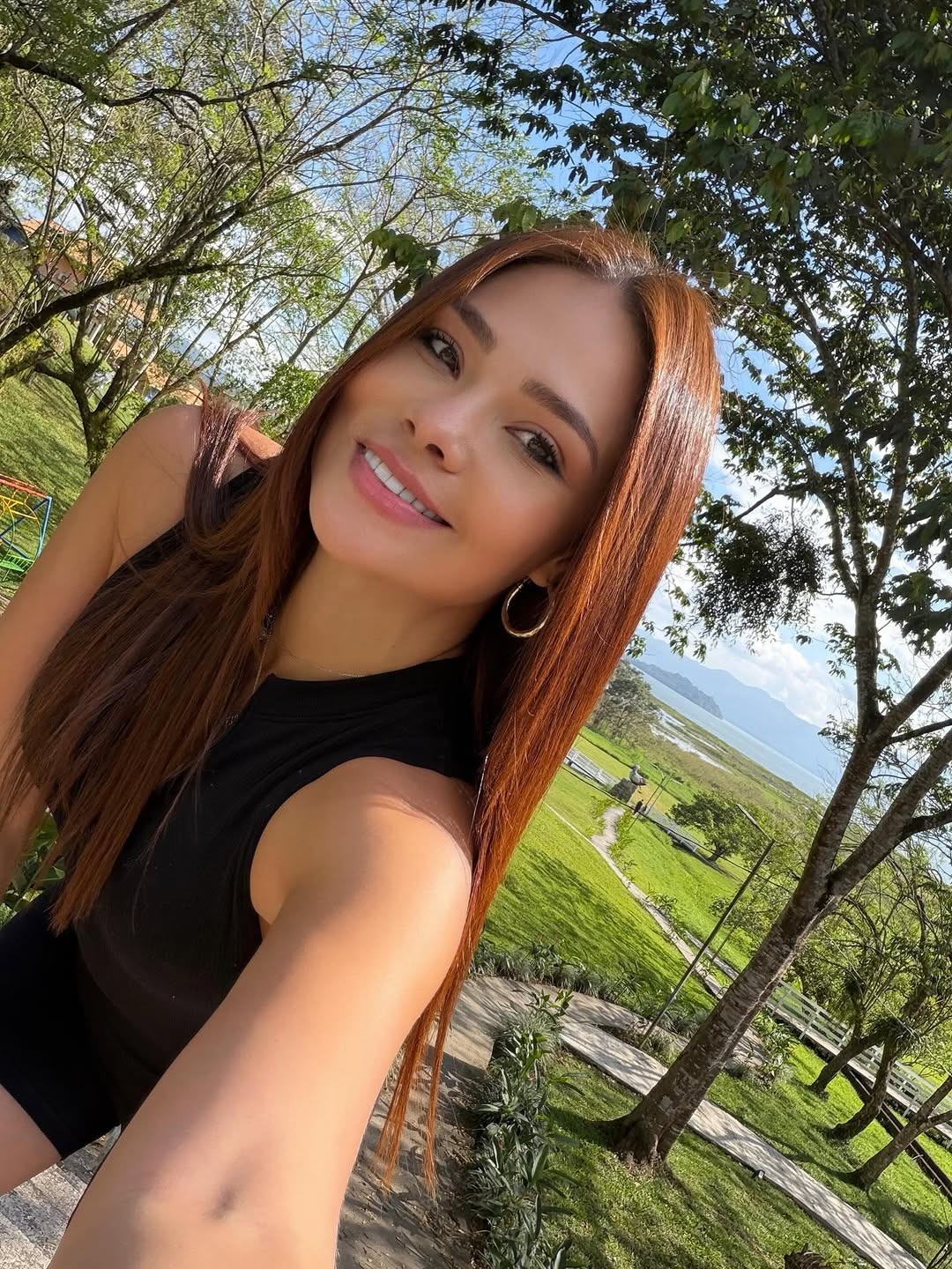 Estar en H O N D U R A S 🇭🇳❤️ aunque sea unos días siempre me hace feliz 🤗 -Compartiendo con gente linda 🫶🏻 -Comiendo rico en @kota_restaurante_hn_oficial 😋 -Amando el resultado de mi cabello @