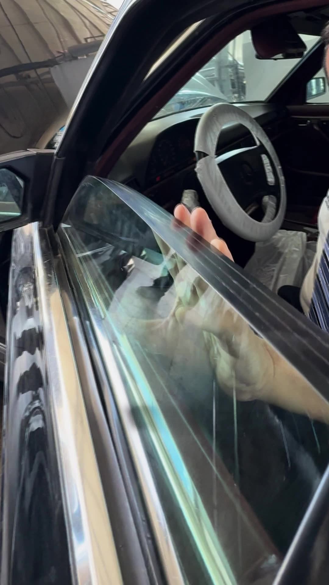 A bullet has no chance of getting through this Mercedes’ windows 😱🚫 Thx @masiraq5 #mercedes #bulletproof #sbxcars