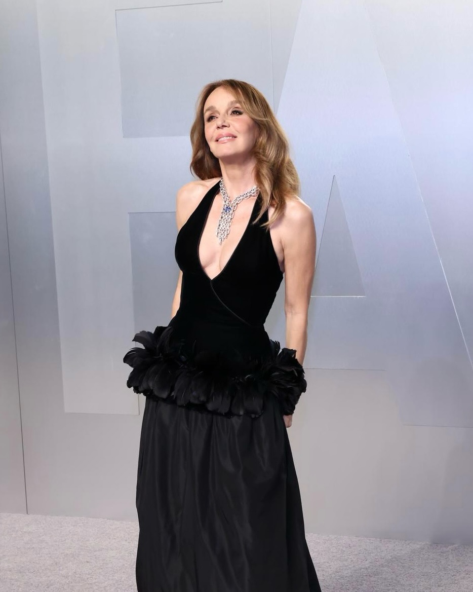 From backstage touch-ups to stage glam. @philippineleroybeaulieu, @ellefanning, @kendalljenner, and @caradelevingne brought their unique charisma to the Oscars night, perfected with a touch of L’Oréal