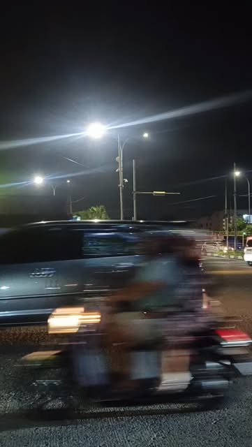 #Exit Tol Krapyak Reel by @kotakita_semarang - Kondisi lalulintas di exit tol Krapyak, Kota Semarang
Dari arah barat mulai ada peningkatan arus dengan adanya motor dan mobil berplat jakarta dan lu