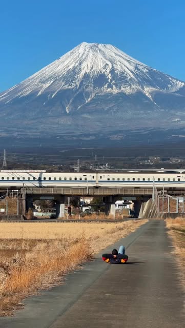 #Travelphotography Reels - @destiniumbyamit (onaylı hesap) tarafından paylaşılan video - Standing near Fuji City in Japan, waiting for that perfect moment felt surreal. For years I had seen those iconic photos online - the majestic Mount F