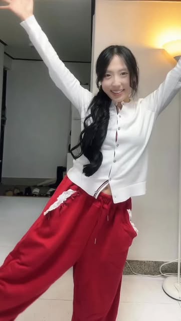 #필라운동화 Reel by @koonique_gy - #광고 간절기템 휠라 트랙자켓 겟하세요🩵
.
가볍게 걸치기 좋은 바람막이 발견👀✨
화이트톤 코디에 딱 어울리는
깔끔한 컬러라 데일리로 입기 좋고
요즘 날씨에 딱 필요한 얇은 아우터 예요!
컬러도 다양하게 있어서 픽가능하답니다🙋♀️
카페 갈 때, 산책할 때