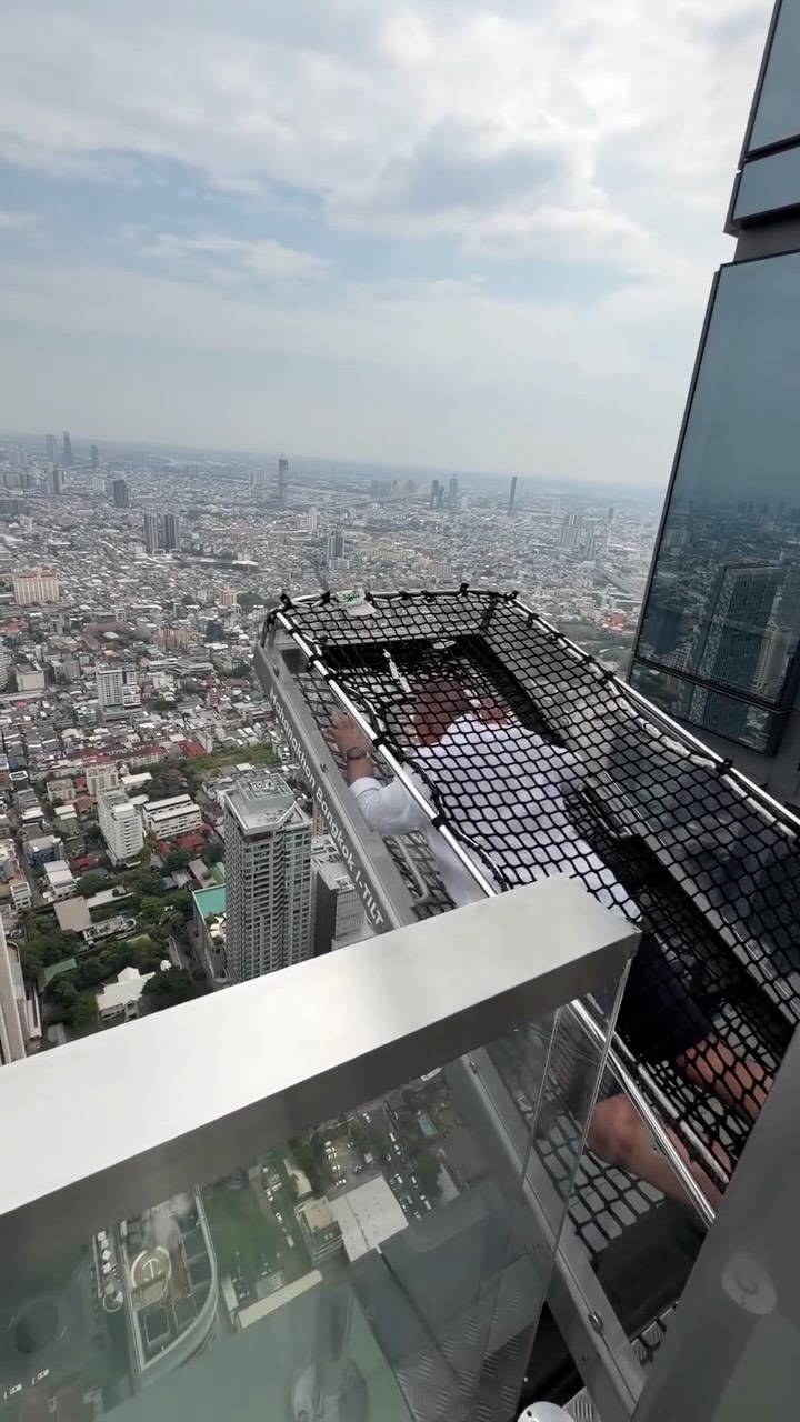 Mahanakhon Bangkok I-Tilt The world’s first outdoor 65-degree tilting thrill experience with meters above 296 BANGKOK