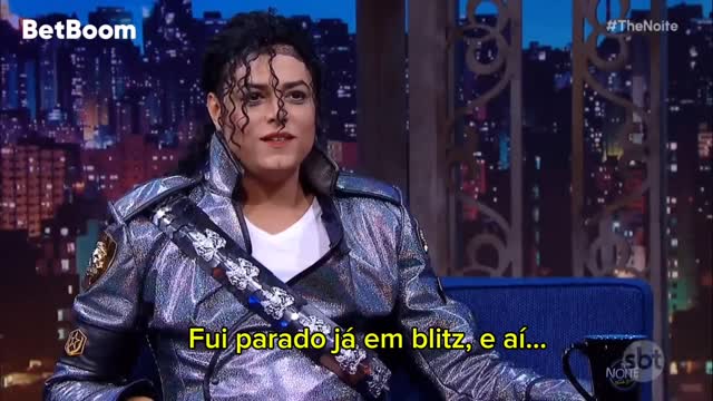 O que vocΓͺ faria se visse o Michael Jackson sendo parado em uma blitz? Rodrigo Teaser passou por isso e nΓ£o recomenda. *publi