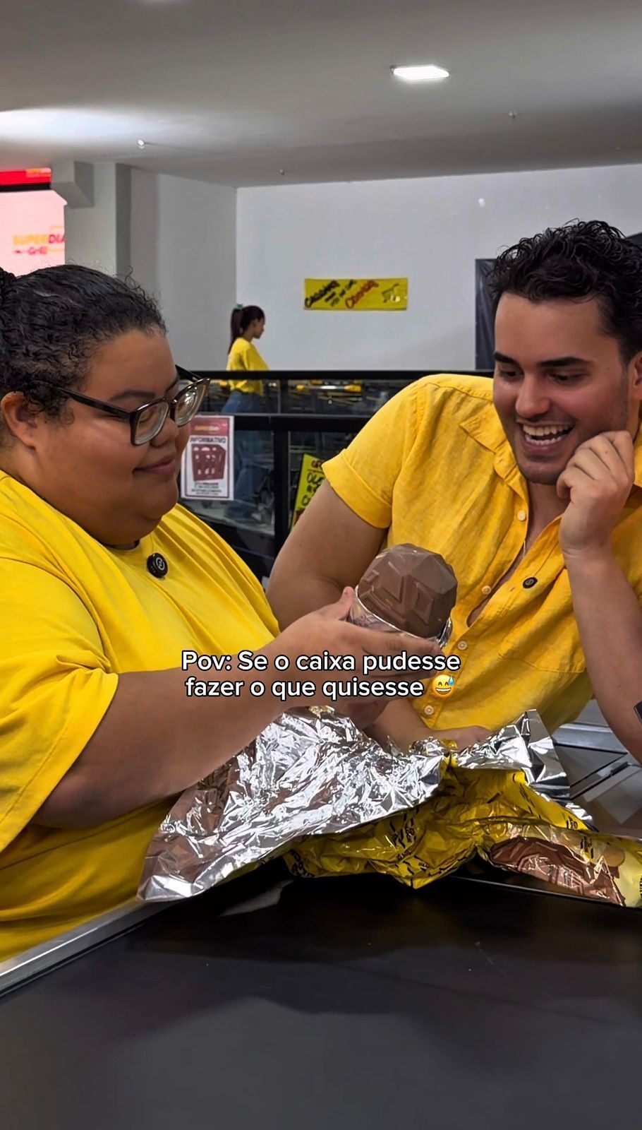 O @wagoliveira passou pela nossa Chocolândia e encontrou uma ajudinha especial para escolher o ovo perfeito. E claro que não podia faltar a melhor parte: experimentar!🍫 Aqui no @superdia.atacado você