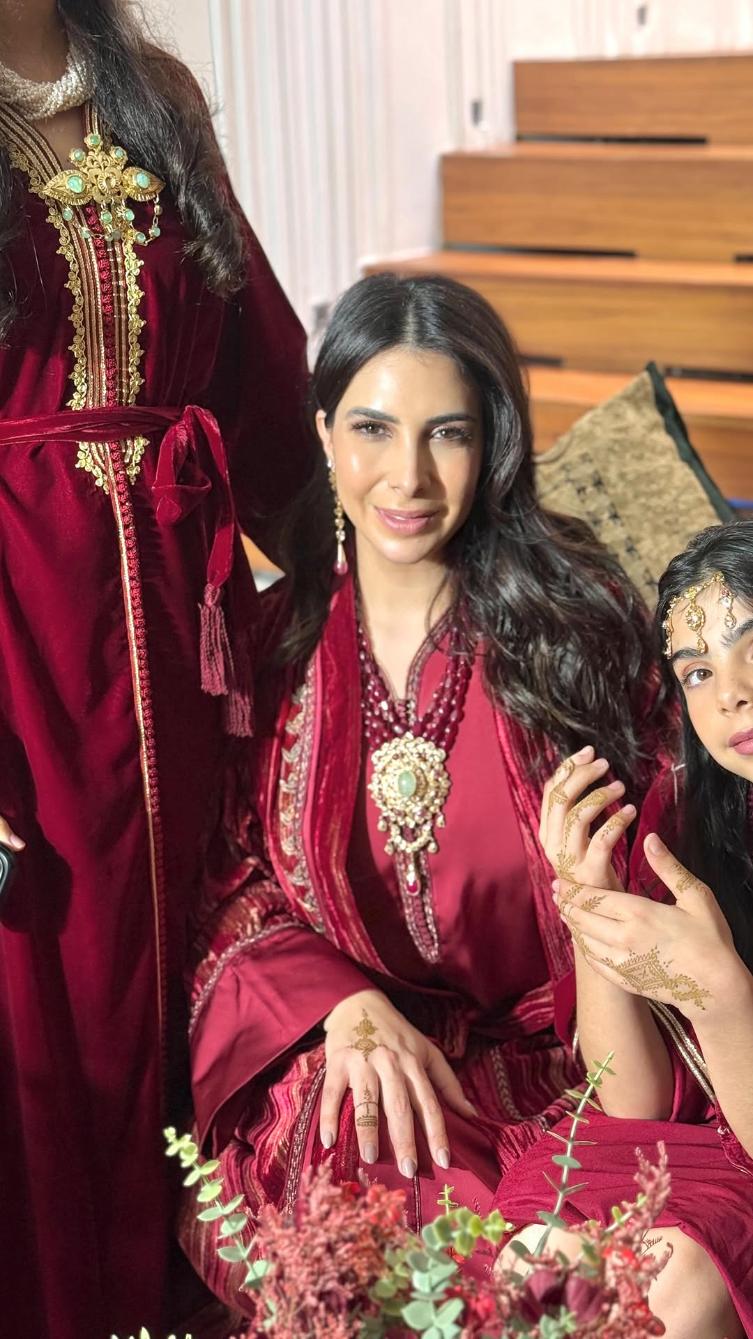 Lḥnani w l-qalb hani 🤍 A touch of henna, a heart at peace 🤍 A timeless ritual, passed from generation to generation 💫🙌🏻 Matching Outfits @darmaalem Set up & hair/makeup for my girls @futurebri
