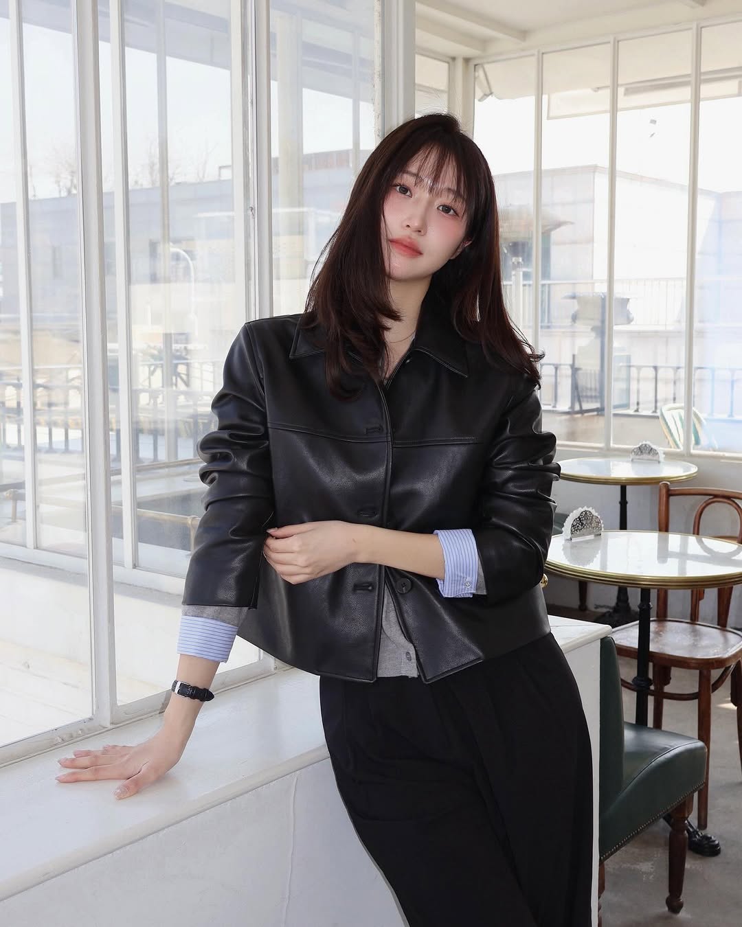 #광고 @mindbridge_kr 요즘 데일리로 자주 입고 있는 마인드브릿지 코디들 🖤 니트 3가지, 데님, 레더자켓까지 총 세 가지 착장으로 입어봤는데 깔끔한 무드라 코디하기 정말 편하더라구요. 스트라이프 가디건은 청바지랑 매치하면 캐주얼하게 입기 좋고, 셔츠 믹스 니트는 레이어드 디테일 덕분에 하나만 입어도 분위기가 살아서 마음에 들었어요. 에센셜