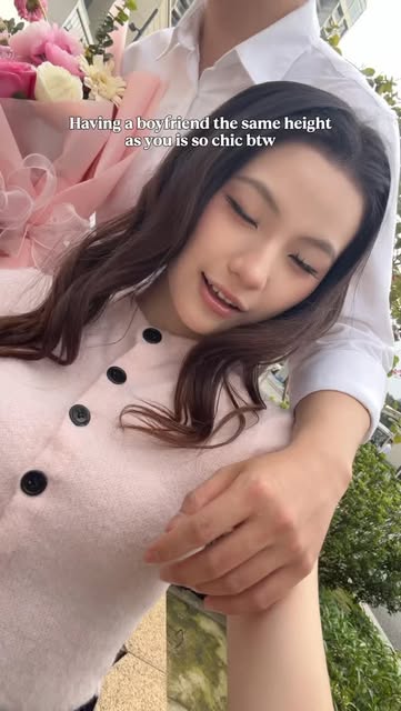 #Streetstyle Reel by @sugarcrush.club_ - outfit reveal
#Explore #ootd #fashion #streetstyle #howtopose