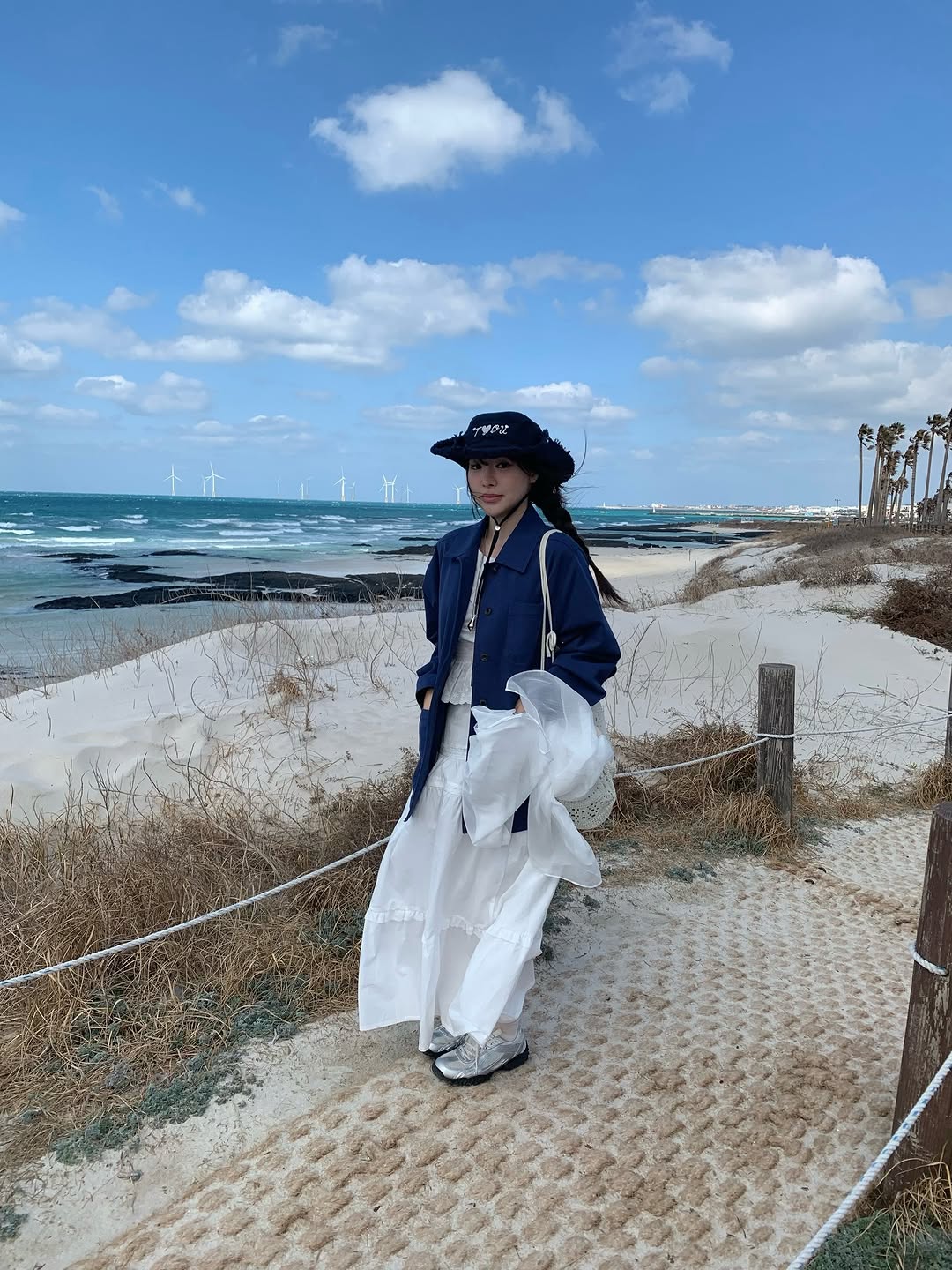 이번 제주 바람엔 제가 졌습니다…🌪️ 제주에서 가장 좋아하는 금능해변 @mooneed.kr 워크 자켓이랑 찰떡 ∗̥⁺ 🐟