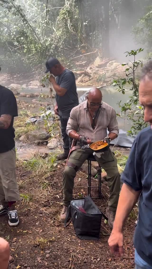 I want to hate this so bad and punch @kevinhart4real right in his little Keebler elf face, but dammit my jaws hurt from belly laughing at his commentary ππππΎππΎ btw, we have less than 3 minutes b