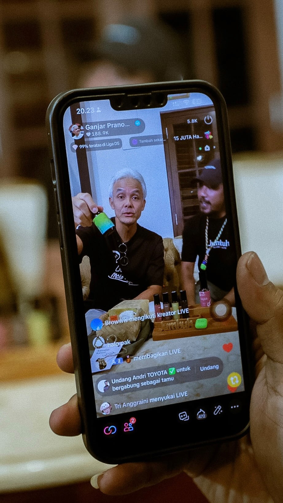 Ikut jualan online bareng kawan-kawan UMKM. Seru! Ternyata produk UMKM kita keren-keren dan sudah banyak yang go internasional. Yuk dilarisi, kita bantu kawan-kawan UMKM naik kelas. Siapa mau ikut li