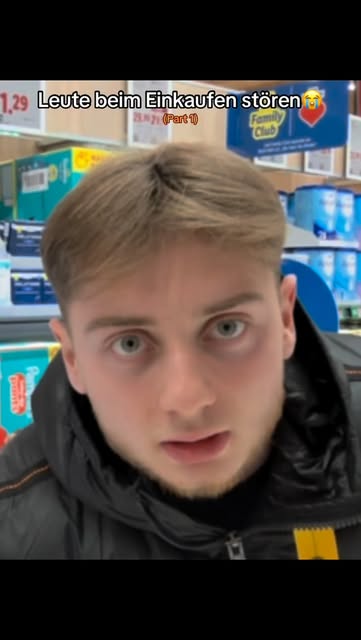 #Einkaufen Reel by @davin.offiziell - Leute beim Einkaufen stören😭 #einkaufen #nerven #einkaufswagen #comedy #prank