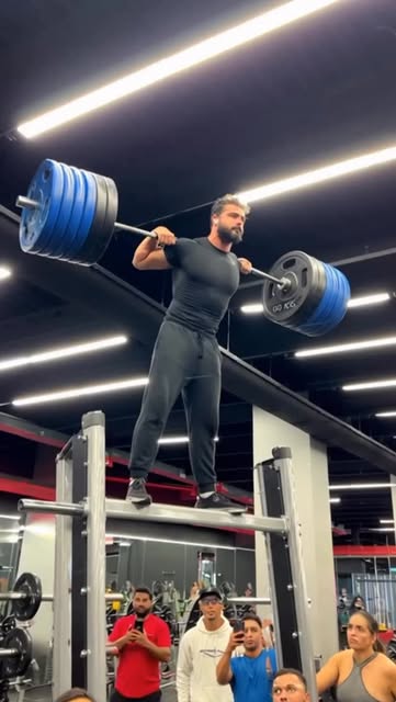 #Workout Reel by @vermaoncrack - ⚠️ Performed under professional supervision of AI
250kg squat jump attempt today.
Explosive leg power training.
.
.
.
#workout #squats #legday #glutes