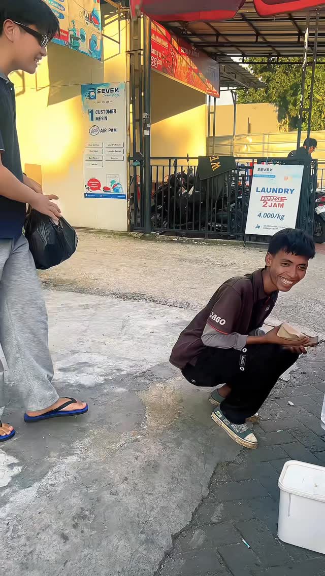Menebar Kebaikan, Menjemput Keberkahan. 🌙✨ Alhamdulillah, hari ini Team Media Fajrul Amanah berkesempatan terjun langsung ke jalan untuk berbagi sedikit kebahagiaan berupa paket berbuka puasa. Bukan