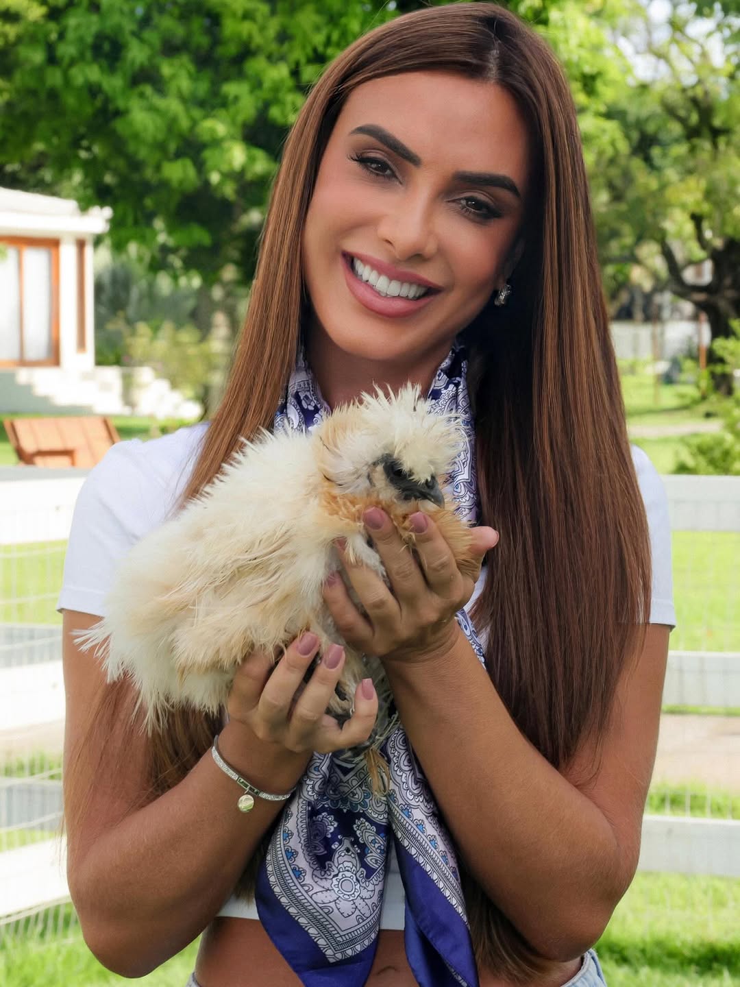 Diretamente do glamour pro galinheiro: ela, @mayamassafera 💅🐔 Linda, loira e com personalidade forte… puxou a mãe!