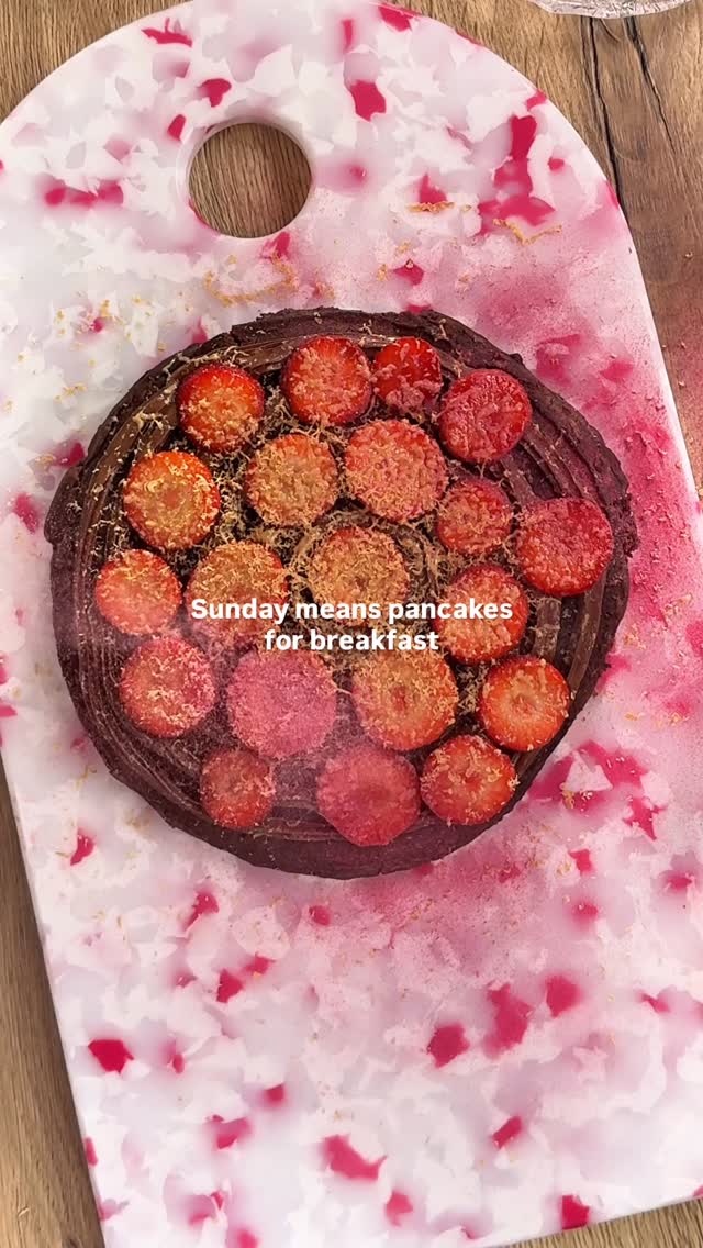 Chocolate & strawberry stuffed pancakes on a slow Sunday morning 🥞 Ingredients: Plain flour Egg Milk Sugar Baking powder Cocoa powder Strawberry Nutella Butter Dulce de leche chocolate, pomegranate