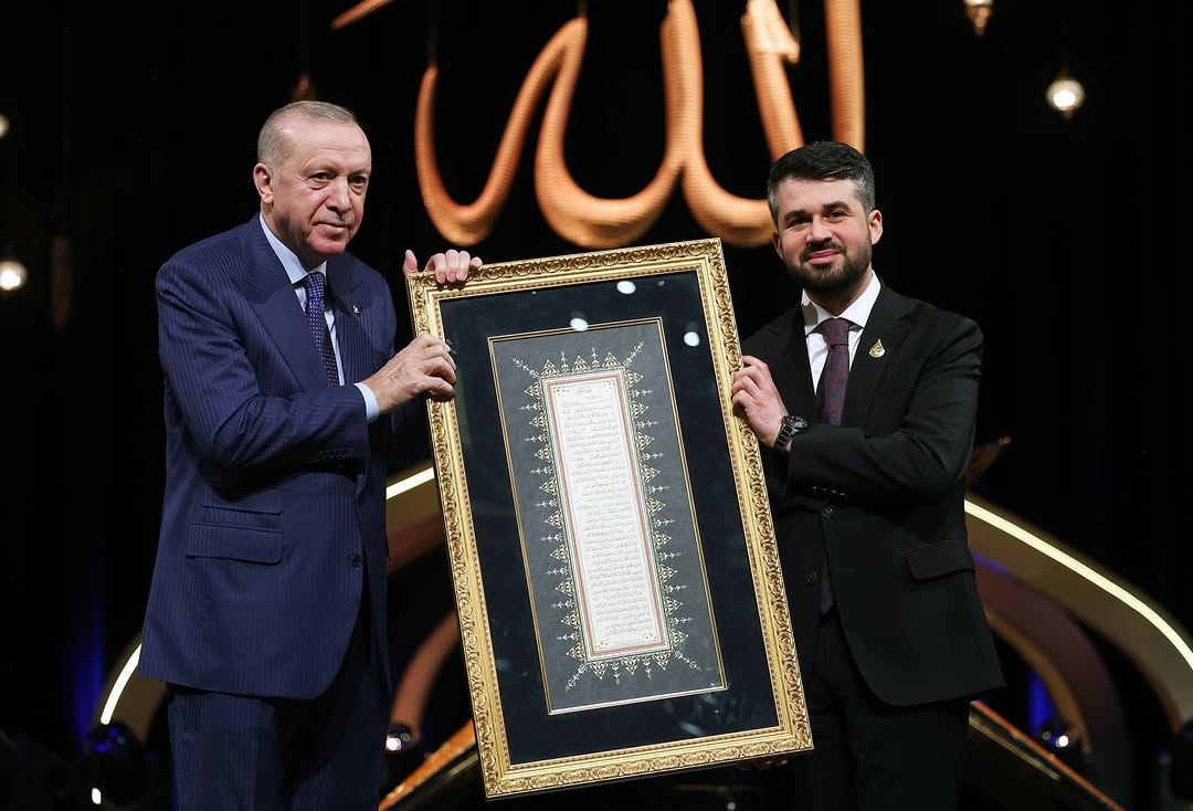 Kur’an-ı Kerim’i Güzel Okuma Yarışması Büyük Finali’nde ödüllerini takdim ettiğimiz, tilavetleriyle gönül bahçemizi yeşerten Kur’an bülbüllerini tebrik ediyorum. Büyük Final’e katılan tüm karilerimiz