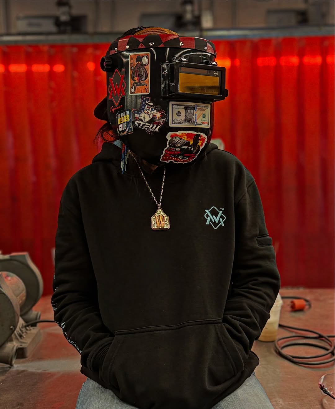 Get ur gold lens & hood from the @the_weldingmagician use code WESLYNWELDS for 10% OFF😏👏🏻 . . . #fypage #viral #welder #repost