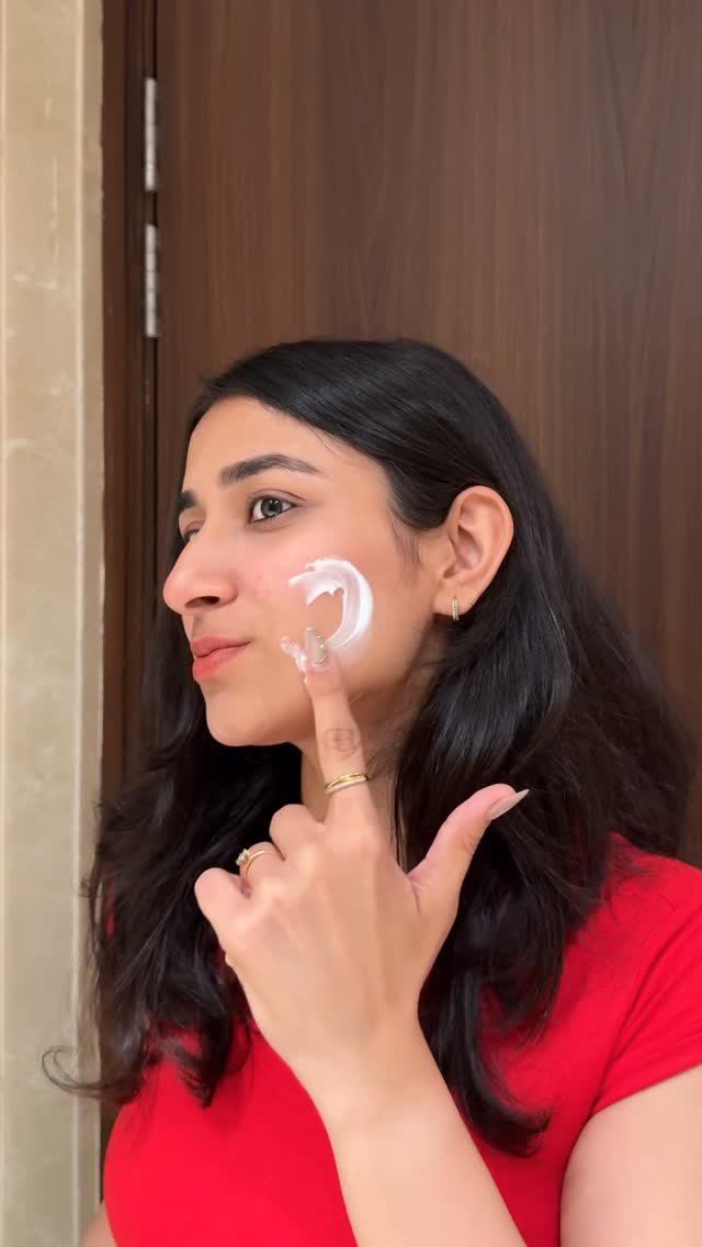 My feed was full of Day-30 skincare results π so I finally started using the Olay Super Collagen Peptides Moisturizer. Day 7 and my skin feels fresh and moisturised. The texture is super light. Can