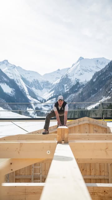 #Bauwerk Reel by @zimmerei_berktold - Vom eigenen Wald direkt zum Bauwerk 🏡
Schritt für Schritt entsteht hier ein forstwirtschaftlicher Stadel - gebaut aus Holz, das direkt aus der Umgebu