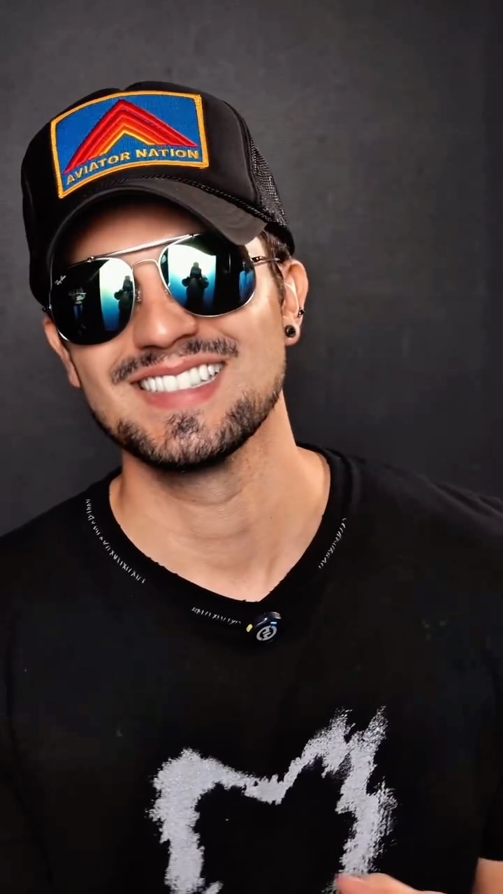 Hoje é o dia de vocês…mas, sendo bem sincero, todo dia é dia de fã na minha vida. Porque são vocês que dão sentido pra tudo isso aqui. São vocês que cantam mais alto que eu, que esperam horas, dias…