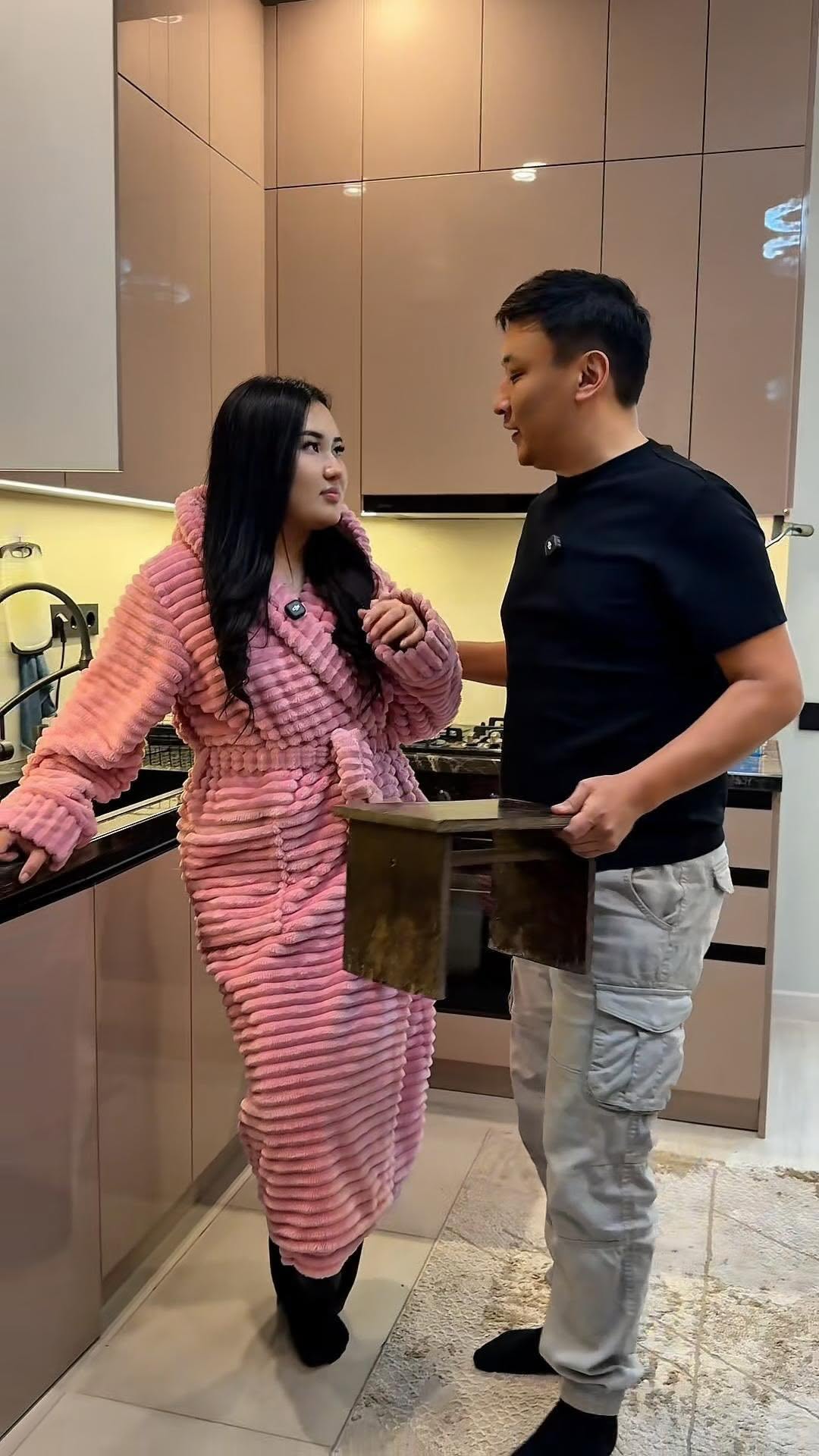 Бизде баары бөлүнгөн: аялым жыйнайт, мен болсо “акыл” айтам. Бул деле жардам да, туурабы? 😜