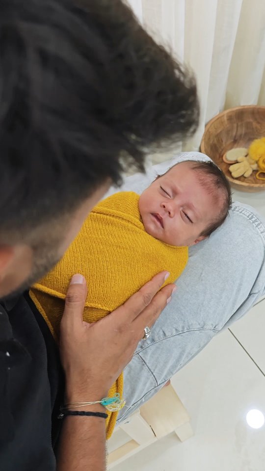 Wrapping a newborn is part technique, part conversation. You go slow, you read their cues, you pause when they need a pause. They tell you everything without saying a single word 💛 . . . #babyphotogr