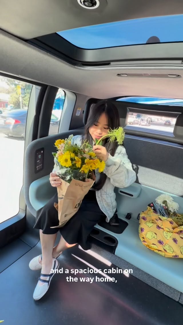 No hands on the wheel = the perfect opportunity to make a beautiful bouquet on your Zoox ride home. ๐โ๏ธ(Shoutout to @gussmarket!) #ThisIsZoox #AutonomousVehicles #Robotaxi #SanFrancisco #Spring