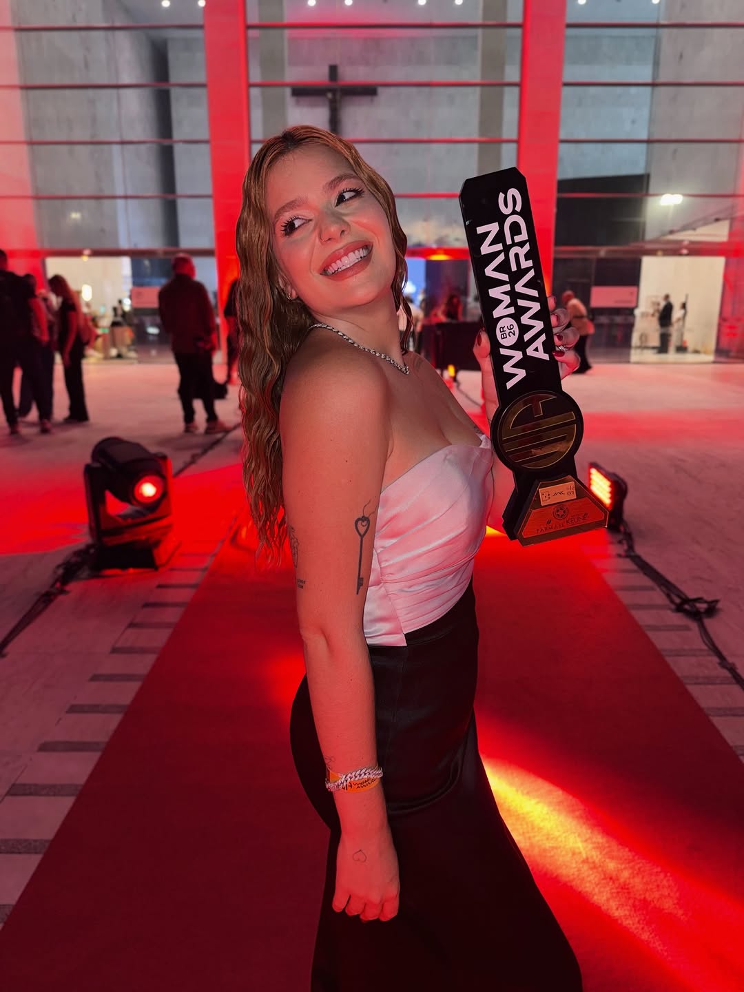 Hoje recebi o prêmio do Woman Awards como uma das mulheres de destaque no nosso país esse ano ♥️ Como falei em cima do palco, eu via cada mulher subindo e sentia muito orgulho de cada uma delas, mas