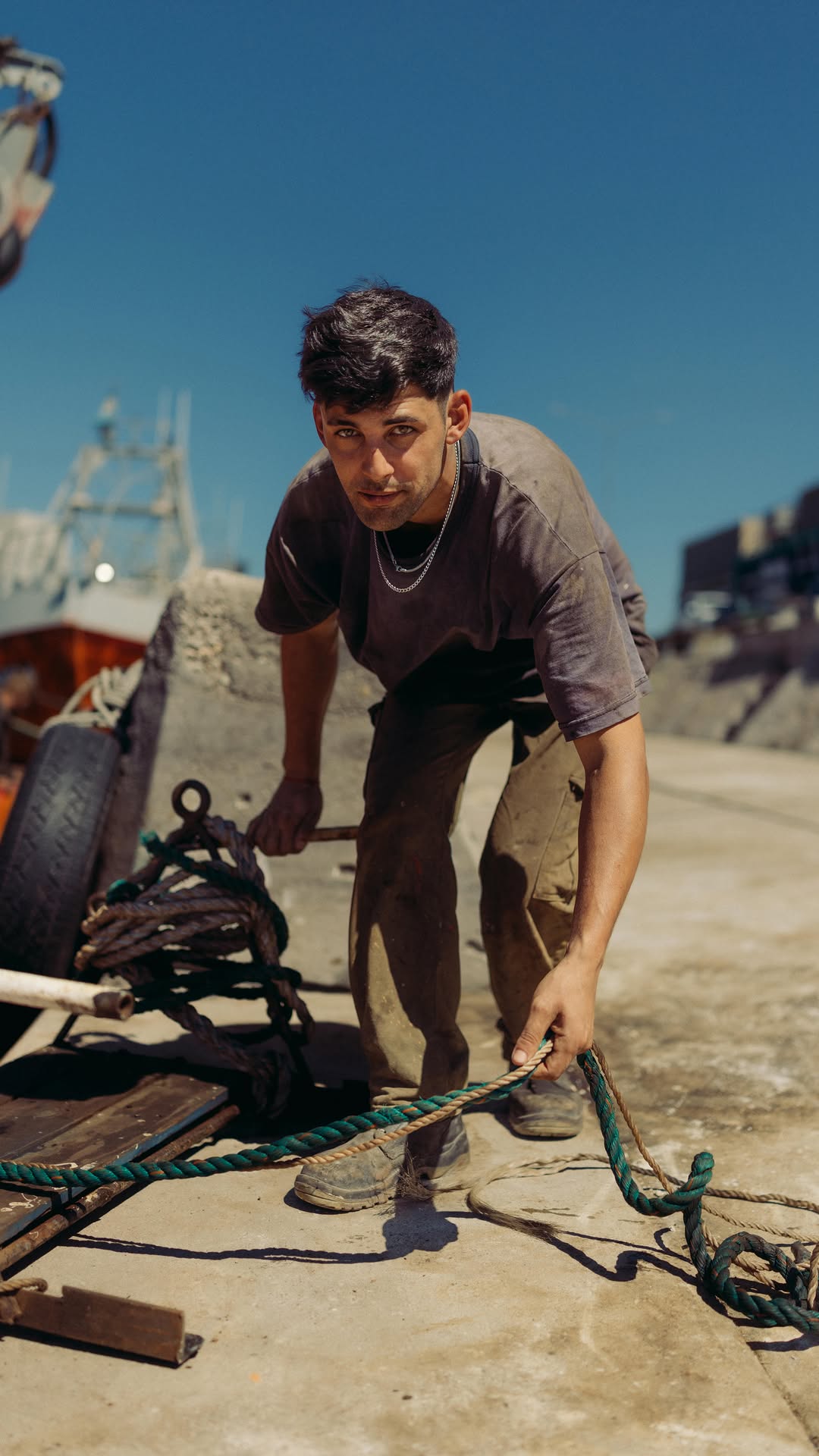 I had only minutes to shoot before security would’ve kicked me out… Down at the harbour, I met two guys,completely covered in dirt, locked in on fixing a boat like nothing else existed. Access was tig