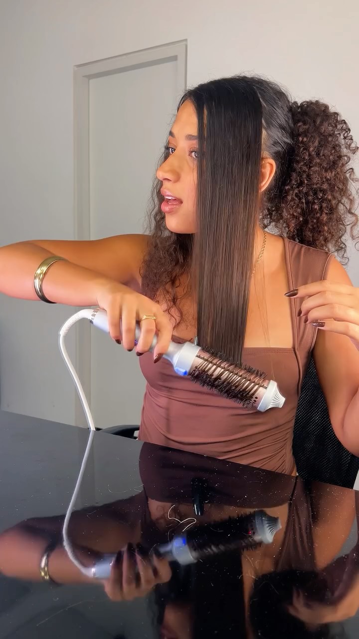 ✨💁♀️ LANÇAMENTO POLISHOP: chegou a nova Infraliss be emotion! Mais do que uma escova… é a transformação completa do seu cabelo em poucos minutos 😍 Com tecnologia de infravermelho + íons negativos,