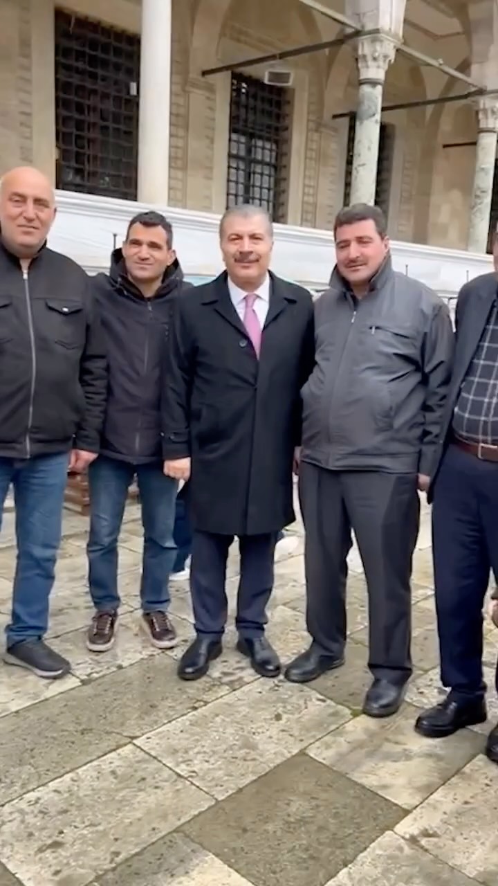 Kendi benliklerimizi unutup kardeşliğin potasında eridiğimiz bayram namazlarından birini daha eda ettik. Süleymaniye Camii’nin avlusundan gençlerimizin, büyüklerimizin, gözleri sevinçten ışıyan çocukl