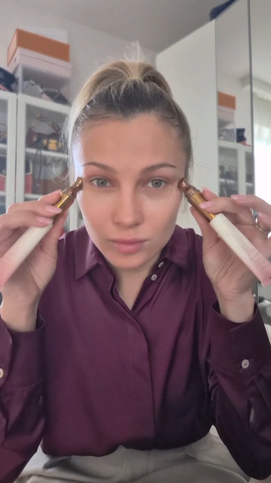 Îl făceam pe unul, celălalt privea gelos. Trauma e reală. Soluția: ambii deodată. ⚡👁️👁️⚡ P.S. Transformarea pe care o cauți e la o atingere distanță. Formulă concentrată, tub precis, rezultate rea