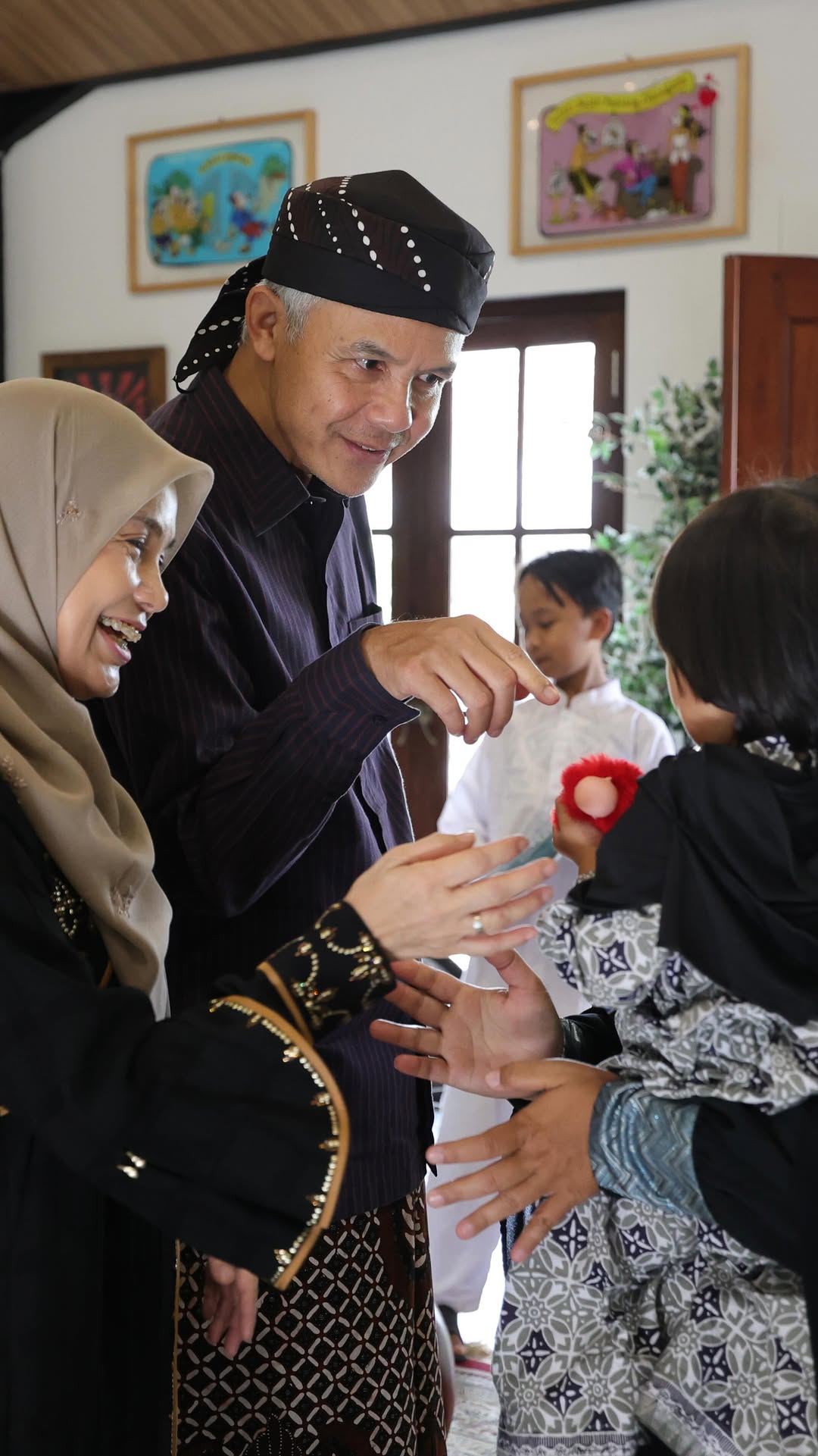 Indahnya hari raya. Setiap kunjungan adalah cerita. Dan setiap pelukan adalah doa. Terimakasih kami atas kunjungan panjenengan semua ke kediaman kami di Jogja. Semoga persaudaraan kita tetap menyala!