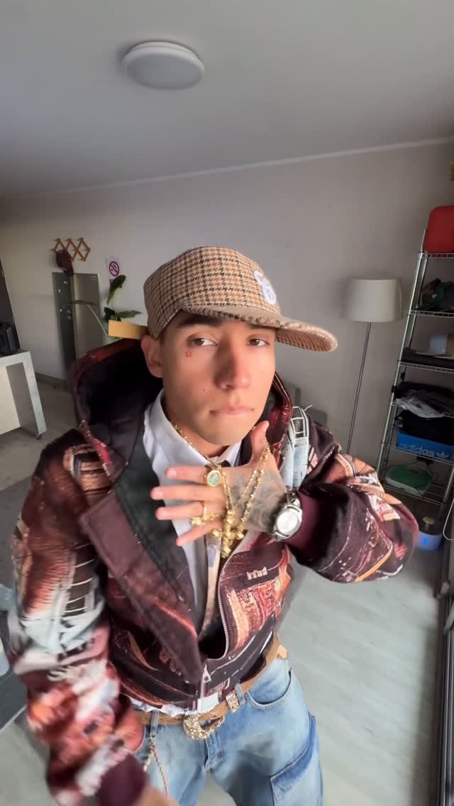 Qué tal los outfits chavales 😙 @NovaMEN by @FashionNova OUTFIT 1 Lily High Rise Cargo Jeans - White (13) Relaxed ‘96 Faux Pebble Leather Varsity Jacket - Navy (S) OUTFIT 2 Super Baggy On Deck Car