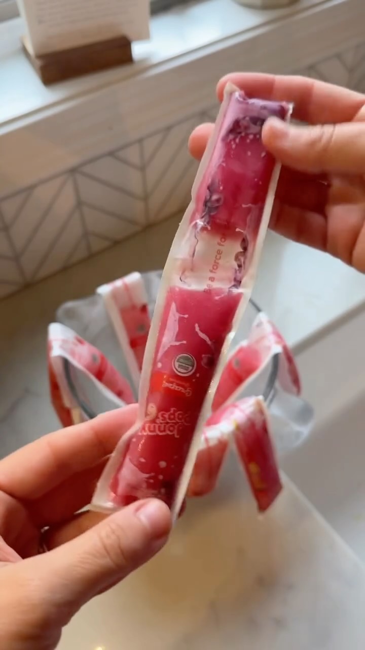 Why have I never thought of this? #mom #momlife #momhack #popsicle #momsofinstagram
