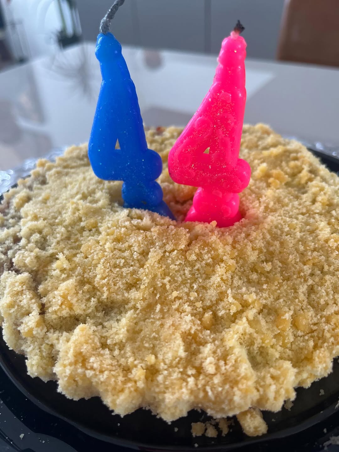 Essa foto não é “instagramável”. Mas carrega um significado muito maior do que qualquer estética. No começo, as velas com cores diferentes foram a “solução” porque era o que tinha: uma do aniversári