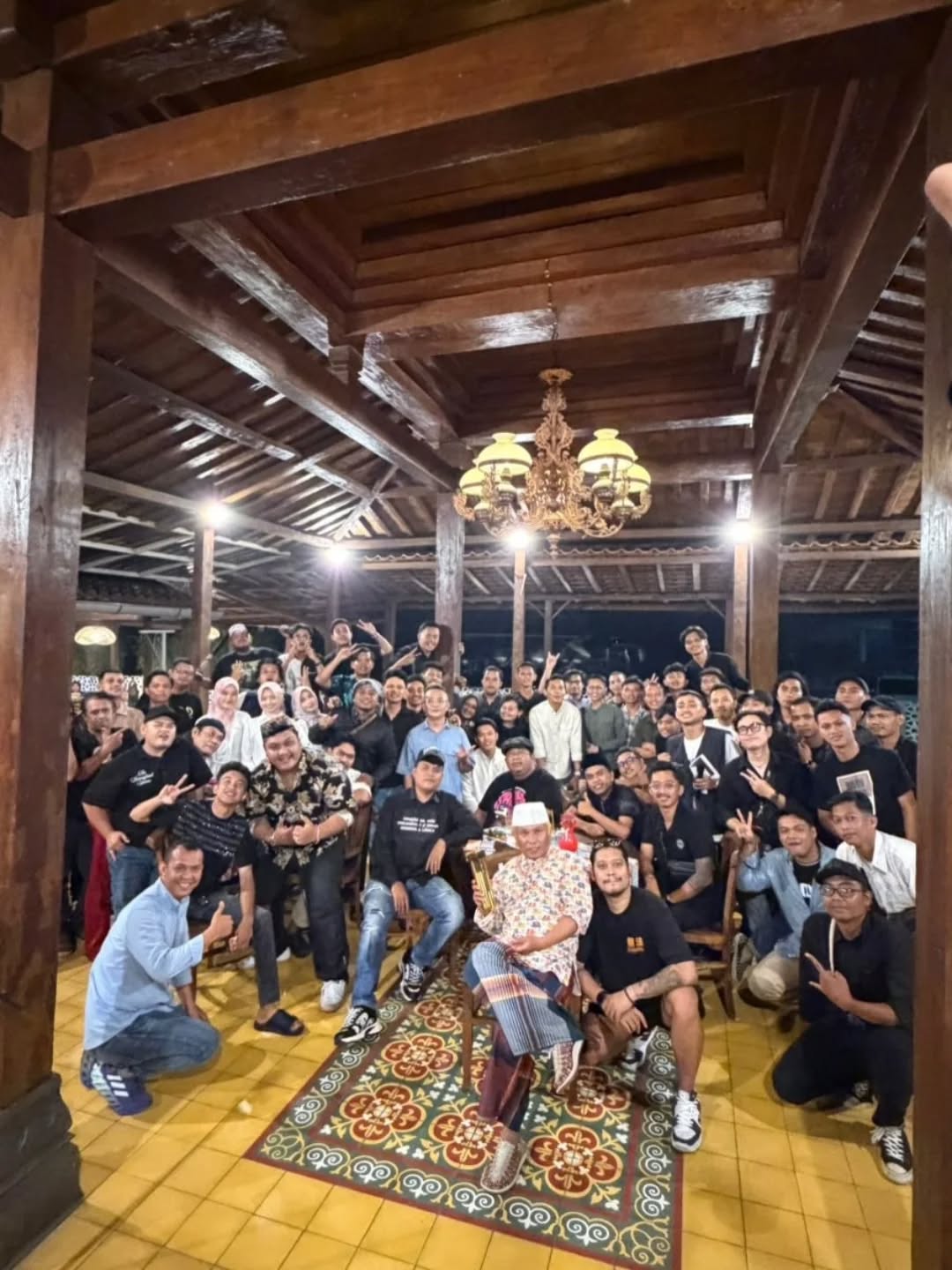 2 tangkapan moment ketika ndane : @ndarboy_genk menghadiri acara Buka Puasa Bersama (Bukber) bersama paguyuban musisi musisi terbaik sekota bantul yogyakarta yang di laksanakan pada tanggal 16 Maret 2