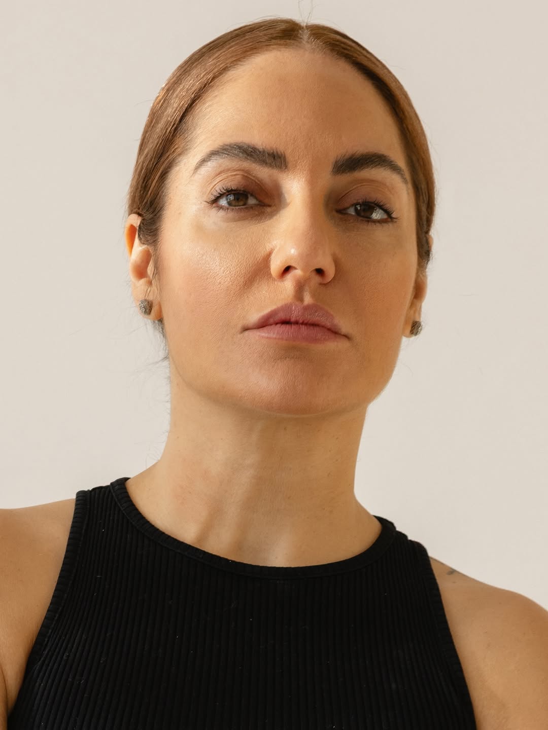  چندسالی میشه که مثل خیلی از شماها در غربت، نتونستم با مادرم و خانواده در ایران دیدار داشته باشم و در همه این سالها نتوانستم حتی برایشان ویزا بگیرم که پیشم بیان. امسال اولین سالی است که مادرم