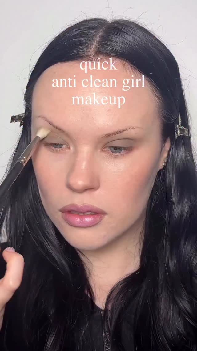 Looks time-consuming, wasn’t 😌 GLIDR shades used: Graystone - base ✨ Wisteria Glow - inner & outer corner ✨ Star - centre blue ice - brow bone & centre