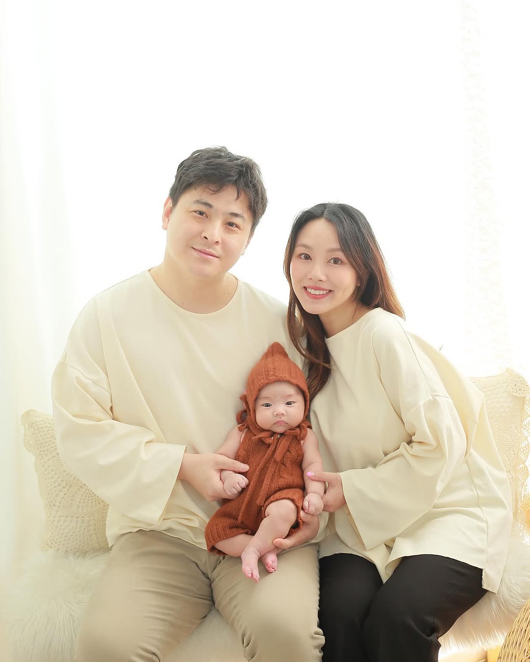 Моя 50-дневная фотосессия с Мамой и Папой я уже могу поднять голову! дорогие мои, в Корее принято снимать 50 дней и 100 дней и годик фотографии 🐱💖🌸 и мы тоже сходили в студио и сняли! #кореянка