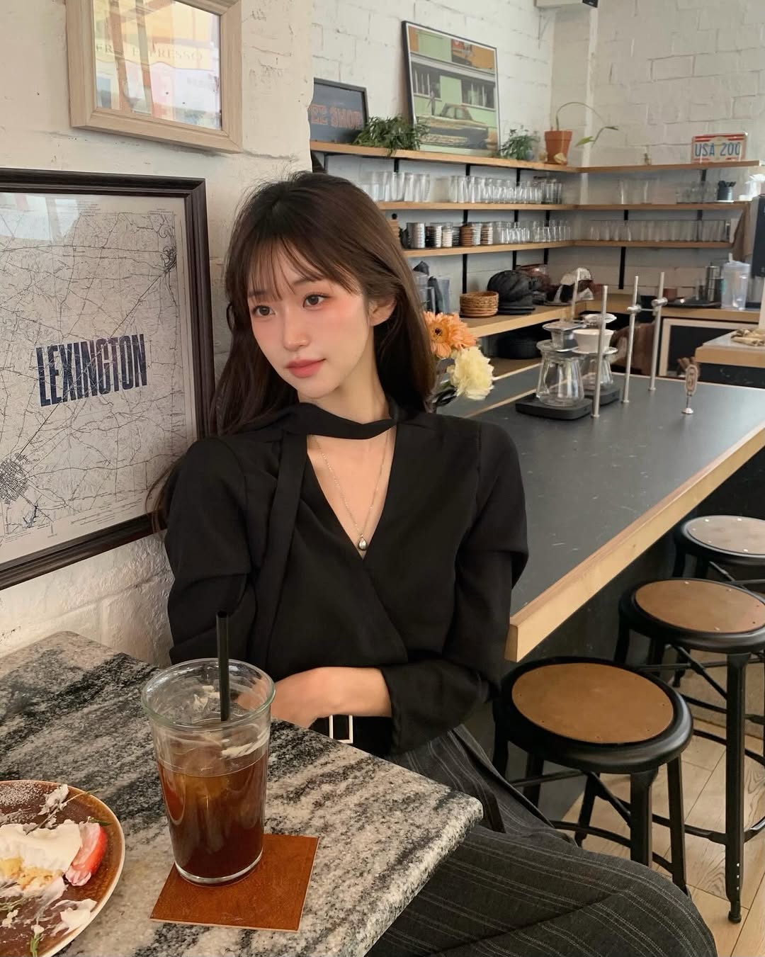 데멜로 다 입고 🖤🖤 내가 소홀해찌 …. 이번주 쇼핑몰 10개 업로드 했오요 …✌️ 구경오기 ..🫶