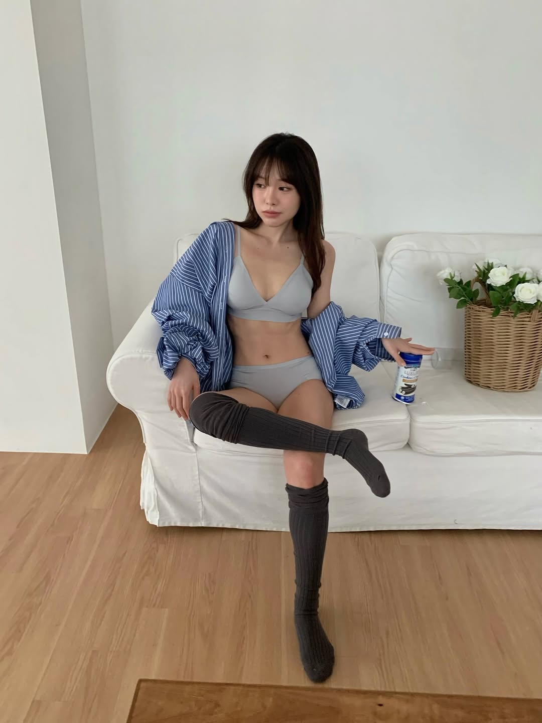 #광고 최근 입어보고 반해버린 편한 이너웨어 보여드려요..♥ 진짜 가볍고, 무엇보다 신축성 좋은 스판덱스 소재로 조임이 없어 하루종일 착용해도 가뿐해요! 삼각컵과 얇은 패드로 들뜸이 없어 라인을 예쁘게 잡아주고, 6가지 컬러 팔레트 중 저는 뉴 컬러인 블루 그레이 컬러 착용했어요..💭 얇은 어깨끈에 깊은 브이넥 디자인이라 다가오는 봄, 여름 얇은 옷과