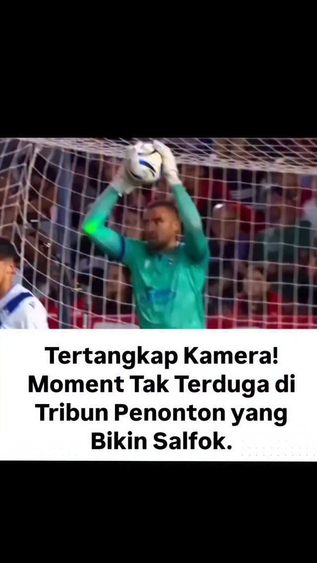 Momen unik terekam kamera saat pertandingan berlangsung. Ketajaman mata sang cameraman berhasil menangkap detail tak terduga di area tribun yang langsung memicu reaksi netizen. Bagaimana menurut kalia