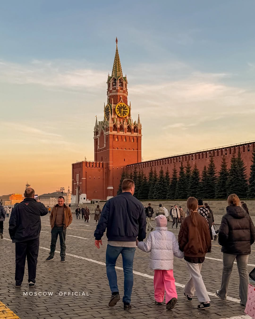 📍Друзья, из какого города/страны смотрите сейчас на Красную площадь? // Where are you from, my friends? 🗺️ 🌇 Один весенний предзакатный вечер в Москве // Spring evening in Moscow before sunset ☀️