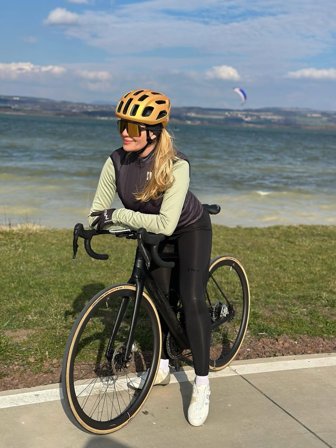 Cyklistika pro mě není jen pohyb. Je to svoboda. Je to moment, kdy se opřu do pedálů a cítím, že si jedu svou vlastní cestou — bez omezení, bez očekávání, bez hranic…🚀 Je v tom ženská síla. Tichá, al