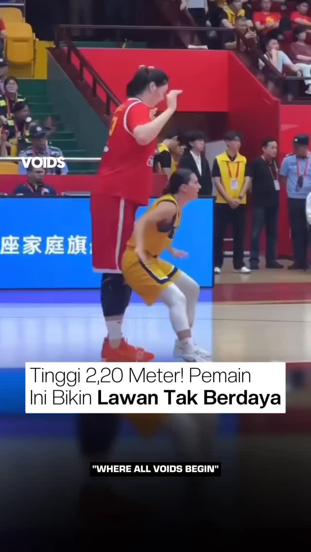 Di usia 18 tahun, Zhang Ziyu sudah mencuri perhatian dunia. Dengan tinggi 2,20 meter, ia mendominasi lapangan—blok mudah, dunk tanpa usaha. Lahir dari orang tua yang juga sangat tinggi, keunggulannya