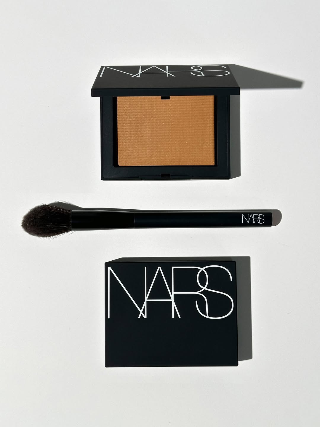 Ready. Get set. Lock your makeup in place all day with Light Reflecting Setting Powder in Shore.