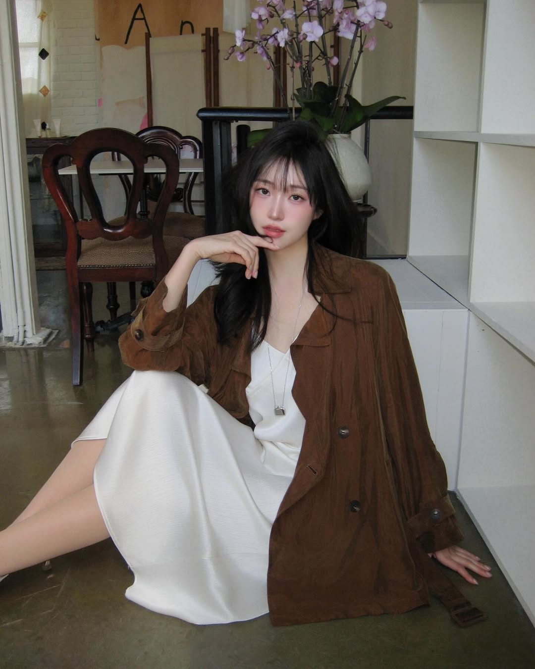 요즘 간절기에 가볍게 입기 좋은 르네디피 26ss 뱀버그 큐프로 블렌드 하프 트렌치🤍 #광고 저는 샌드모카 컬러로 입어봤는데 톤이 차분해서 데일리로 더 손이 자주 가더라구요 🤎 큐프로 혼방 원단이라 부드럽게 흐르는 핏이 예쁘고 하프 기장이라 부담 없이 툭 걸치기 좋아서 활용도도 높은 느낌✨ 포멀하게도, 캐주얼하게도 다 잘 어울리는 아이템이에요. 제