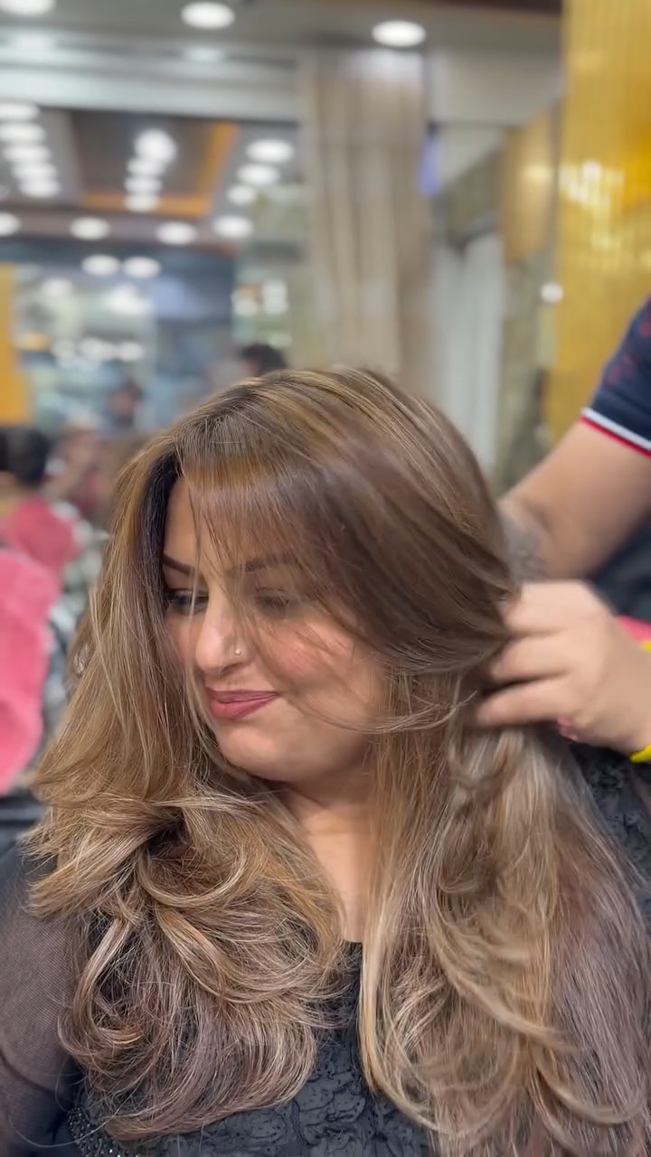 🤌🏻🥰Beautiful Hair colour transformation🔥by @abhishek_hairartist Book your appointment with Abhishek Harswal today 💇♀️✨ 📍 Big Brother Salon Paharganj Delhi DM for consultation 📩 8447540440☎
